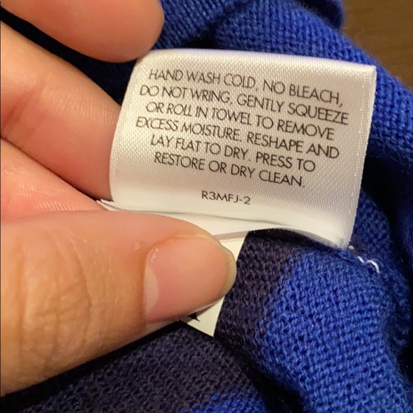 Eileen Fisher 100% Merino Wool V Neck Sweater - Picture 4 of 4